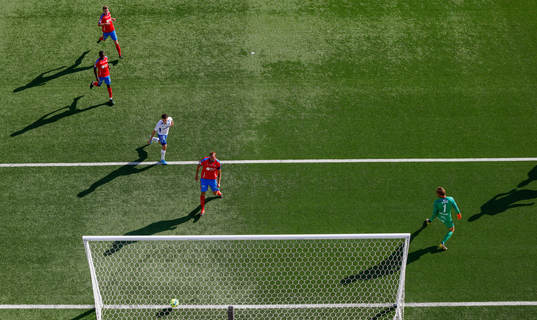 Helsingborgs Andreas Granqvist, målvakt Anders Lindegaard