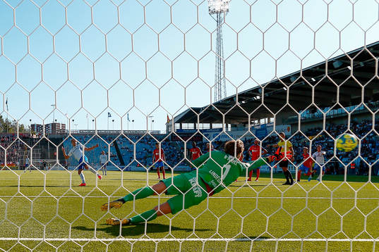 Mål 4-0 på straff av IFK Norrköpings Lars Krogh Gerson