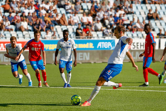 IFK Norrköpings Lars Krogh Gerson gör mål 4-0 på straff