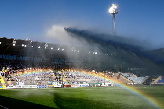 Planen vattnas före fotbollsmatchen i Allsvenskan mellan