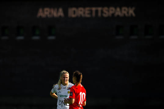 Emilie Nautnes of LSK Kvinner and Andrea Wilmann of