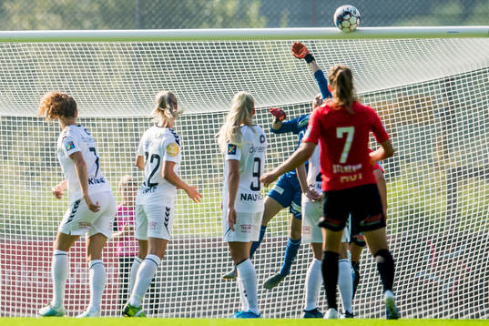 Elise Isolde Stenevik of Arna-Bjørnar hits the bar behind