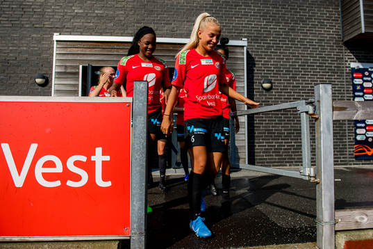 Mimi Omosefe Asom and Rikke Nygard of Arna-Bjørnar at