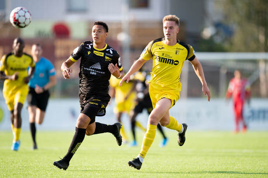 Kevin Kabran of Start and Snorre Nilsen of Raufoss