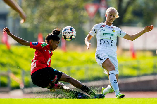 Lais Araujo of Arna-Bjørnar and Anja Sønstevold of LSK