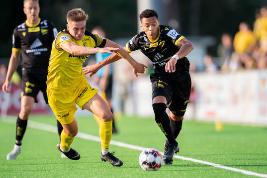 Stian Simenstad of Raufoss and Kevin Kabran of Start