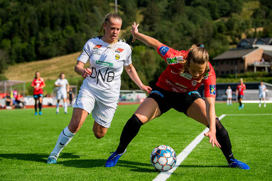 Therese Sessy Åsland of LSK Kvinner and Elise Isolde
