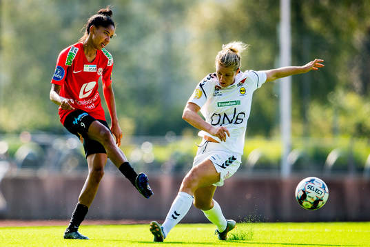 Lais Araujo of Arna-Bjørnar and Elise Thorsnes of LSK