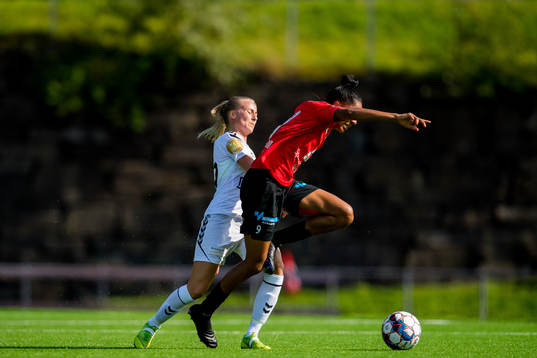 Anja Sønstevold of LSK Kvinner and Lais Araujo of