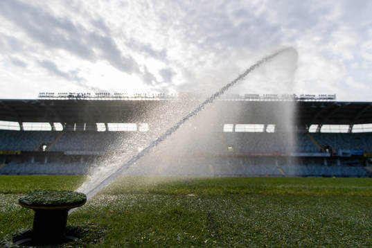 Planen vattnas innan fotbollsmatchen i Allsvenskan mellan