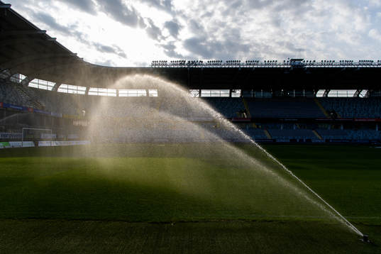 Planen vattnas innan fotbollsmatchen i Allsvenskan mellan
