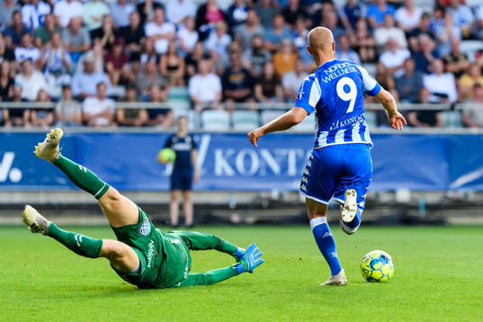 Kalmars målvakt Lucas Hägg-Johansson mot IFK Göteborgs