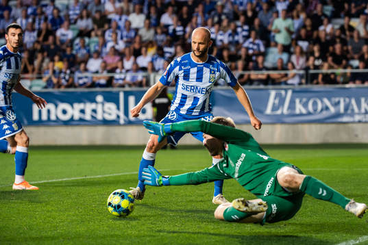 IFK Göteborgs Robin Söder gör 4-0 bakom Kalmars målvakt