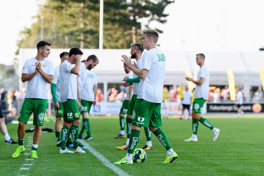 Hammarbys spelare värmer upp före fotbollsmatchen i
