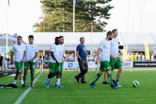 Hammarbys spelare på väg in före fotbollsmatchen i
