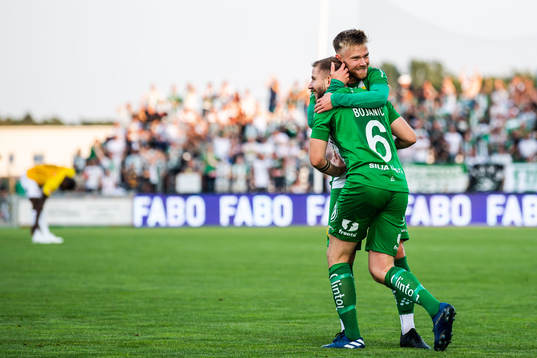 Hammarbys Darijan Bojanic jublar med Dennis Widgren