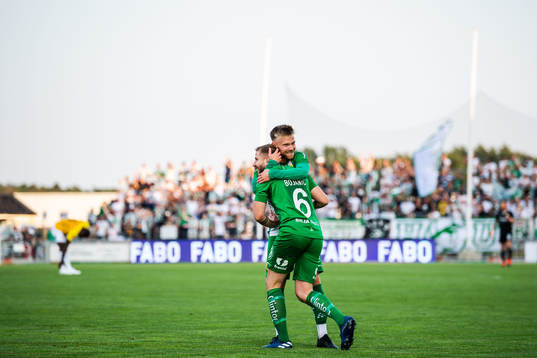 Hammarbys Darijan Bojanic jublar med Dennis Widgren