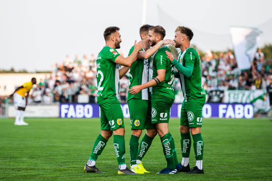 Hammarbys Darijan Bojanic jublar med lagkamrater