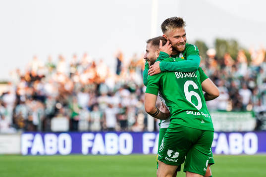 Hammarbys Darijan Bojanic jublar med Dennis Widgren