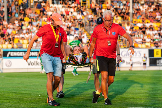 Falkenbergs Carl Johansson bärs av planen på bår