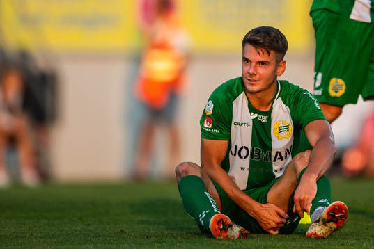 Hammarbys Alexander Kacaniklic tar sig för låret