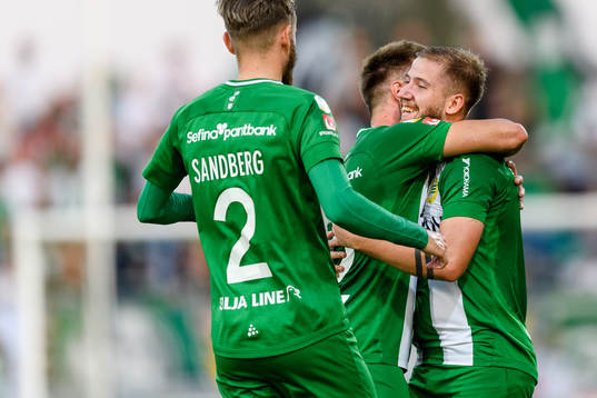 Hammarbys Darijan Bojanic (h) jublar med lagkamrater