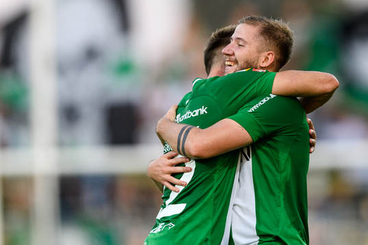 Hammarbys Darijan Bojanic (h) jublar med Muamer Tankovic (v)