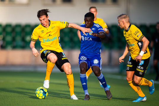Elfsborgs Simon Olsson och Sundsvalls Pa Konate