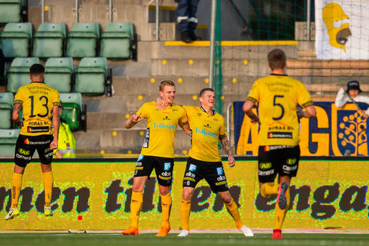 Elfsborgs Per Frick jublar med lagkamrater