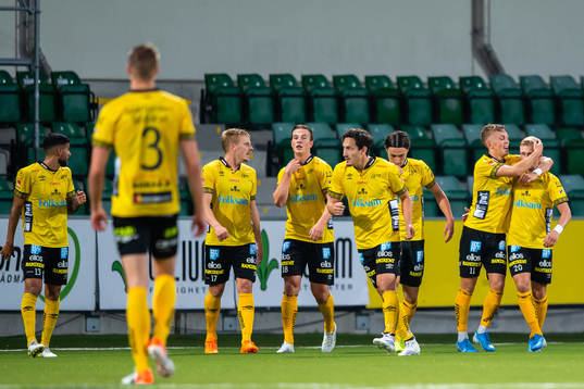 Elfsborgs Jesper Karlsson jublar med lagkamrater
