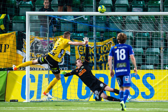 Elfsborgs Stian Rode Gregersen missar en straff