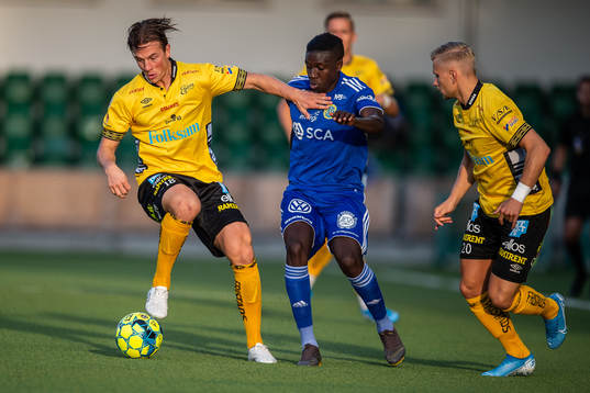 Elfsborgs Simon Olsson och Sundsvalls Pa Konate