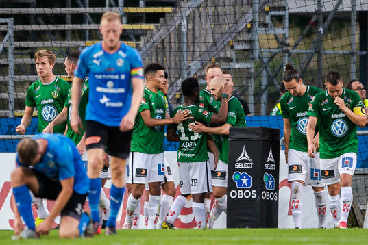 Jönköpings Tom Siwe jublar med lagkamrater