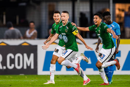 Jönköpings Fredric Fendrich jublar med lagkamrater