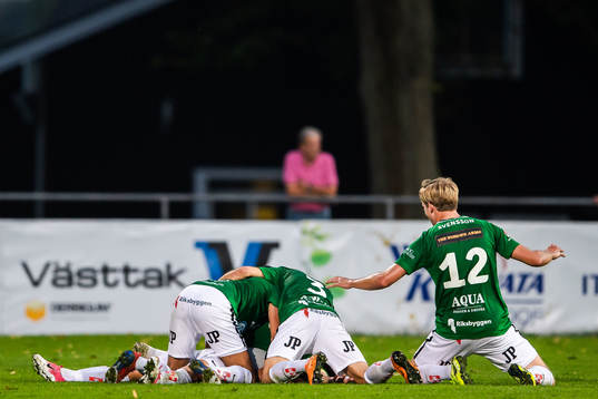 Jönköpings Fredric Fendrich jublar med lagkamrater