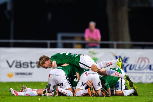 Jönköpings Fredric Fendrich jublar med lagkamrater