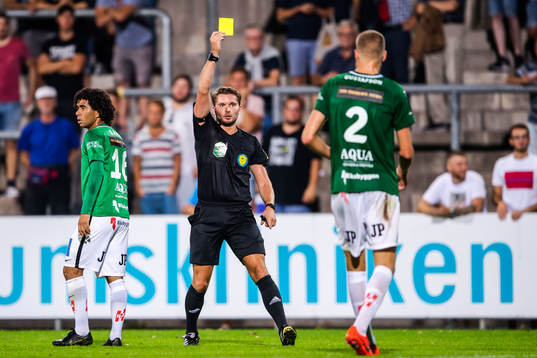 Jönköpings Elias Gustafson tilldelas en varning av domare