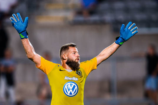 Jönköpings målvakt Frank Pettersson jublar