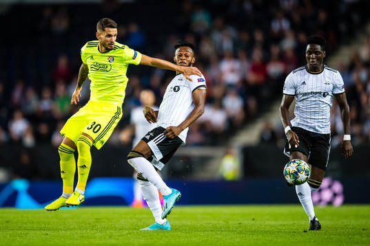 Petar Stojanovic of Dinamo Zagreb and Samuel Adeniyi