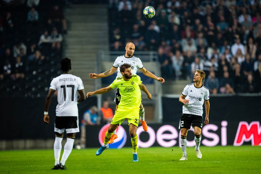 Tore Reginiussen of Rosenborg and Bruno Petkovic of Dinamo