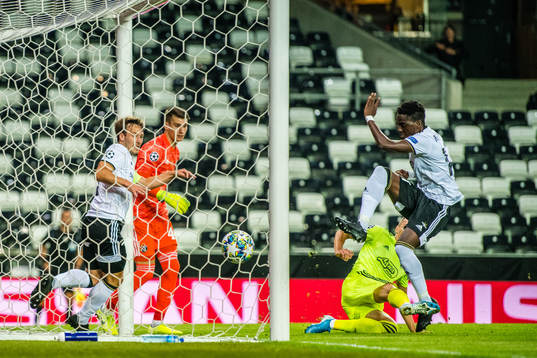Babajide David Akintola of Rosenborg scores the 1-0 goal