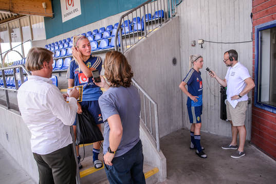 Ronja Aronsson and Olivia Schough of the Swedish national