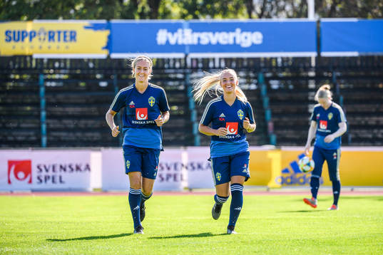 Emma Kullberg and Ronja Aronsson of the Swedish national