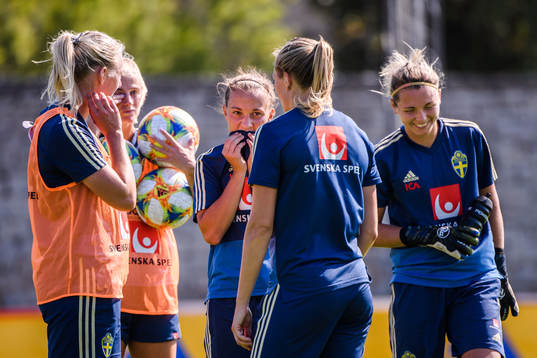Julia Zigiotti Olme and goalkeeper Jennifer Falk of the