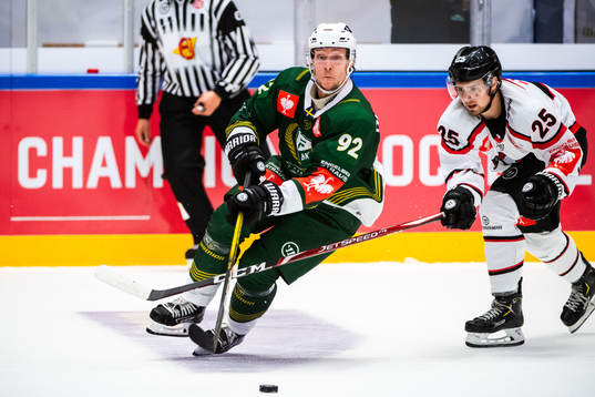 Jesper Olofsson of Färjestad and Alex Tamasi of Banska