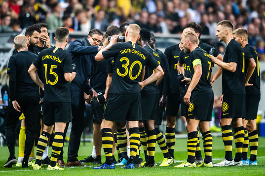 Rikard Norling, head coach of AIK in a discussion with the