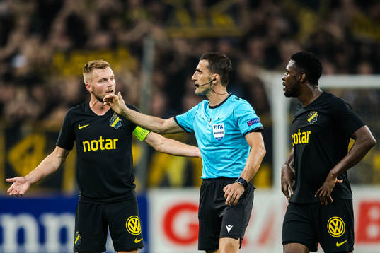 Sebastian Larsson of AIK in a discussion with referee