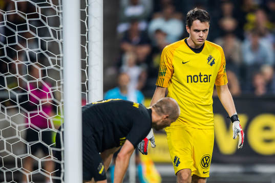 Per Karlsson and goalkeeper Oscar Linnér of AIK look