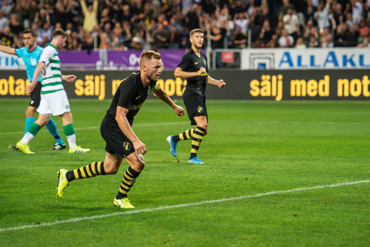 Sebastian Larsson of AIK scores 1-1