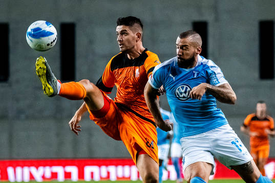 Alban Pnishi of Bnei Yehuda and Guillermo Molins of Malmö